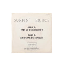 Cargar imagen en el visor de la galería, SINGLE. Surfin' Bichos. ¿Amas Lo Desconocido? / Sin Dejar De Sonreir
