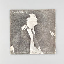 Cargar imagen en el visor de la galería, SINGLE. V2-Berlín. Algo Esta Pasando

