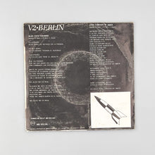 Cargar imagen en el visor de la galería, SINGLE. V2-Berlín. Algo Esta Pasando
