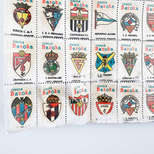 Cargar imagen en el visor de la galería, 79 Escudos de Chicle Bazoka Cromo Calcomanía
