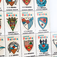 Cargar imagen en el visor de la galería, 79 Escudos de Chicle Bazoka Cromo Calcomanía
