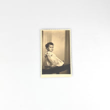 画像をギャラリービューアに読み込む, Fotografía Bebé Bernardino González, 1951. Ferrol
