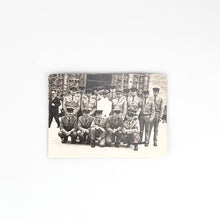 画像をギャラリービューアに読み込む, Fotografía  Policias navales enfrente de la puerta Santa de Santiago Foto Masaca Ferrol
