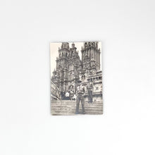 画像をギャラリービューアに読み込む, Fotografía 2 Policias navales enfrente de la catedral de Santiago Foto Masaca Ferrol
