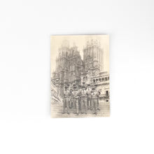 Cargar imagen en el visor de la galería, Fotografía Varios Policias navales enfrente de la catedral de Santiago
