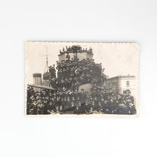 Charger l'image dans la galerie, Fotografía Marineros en una Fragata. Foto Saez, Cartagena.
