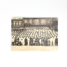 画像をギャラリービューアに読み込む, Fotografía Marineros en las escaleras de la Plaza de la Quintana, Santiago de Compostela
