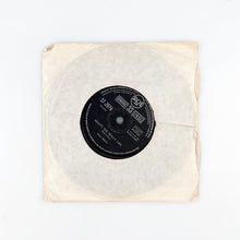 이미지를 갤러리 뷰어에 로드 , SINGLE. Elvis Presley. Wooden Heart = Corazón De Madera / What's She Really Like
