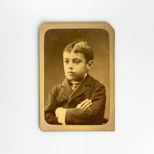 Cargar imagen en el visor de la galería, Fotografía antigua niño cruzado de brazos

