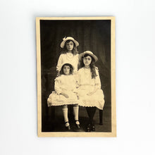 Cargar imagen en el visor de la galería, Fotografía 3 niñas sentadas, Post Card
