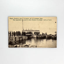 Load image into Gallery viewer, Postal Reggio Calabria dopo il terremoto del 28 dicembre 1908 Nave apportatrice di soccorsi in attesa d’imbarco di profughi e feriti pero Napoli 625
