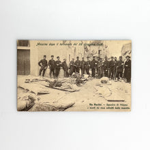 Charger l'image dans la galerie, Postal Messina dopo il terremoto del 28 diciembre 1908, Via Placida - Squadra di Milano e morti de essa estratti dale macerie. 636
