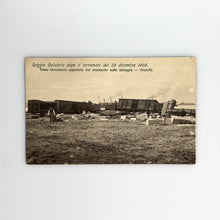 Load image into Gallery viewer, Reggio Calabria dopo il terremoto del 28 dicembre 1908 Treno ferroviario asportato del maremoto sulla spiaggia - Giunchi 649
