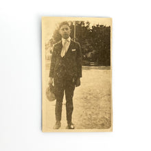 Load image into Gallery viewer, Fotografía antigua hombre, Carte Postale

