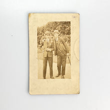 Load image into Gallery viewer, Fotografía 2 hombres Post Card

