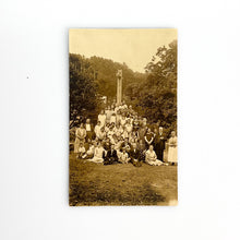 Load image into Gallery viewer, Familia en un cruceiro, Post Card
