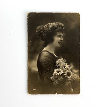 Load image into Gallery viewer, Señora con flores
