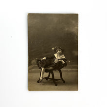 Laden Sie das Bild in den Galerie-Viewer, Niña sentada, Alfonso Fotógrafo, Madrid
