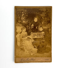 Laden Sie das Bild in den Galerie-Viewer, Fotografía Mujeres cosiendo, M. et Mme. Olmos, Coruña
