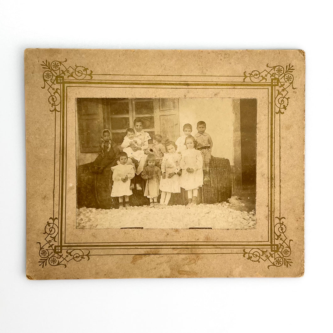 Fotografia niños sobre barriles