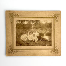 Load image into Gallery viewer, Fotografía niños sentados en el suelo
