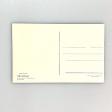 Laden Sie das Bild in den Galerie-Viewer, Otavalo, Ecuador. Indígenas Otavaleós realizando hilado
