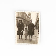 Load image into Gallery viewer, 2 mujeres con niña domingo de ramos, Foto Arjo, Ferrol
