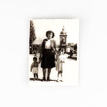 Load image into Gallery viewer, Mujer con dos niños delante de la puerta del dique, Foto Arjo, Ferrol
