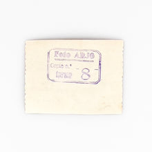 Load image into Gallery viewer, Mujer con dos niños delante de la puerta del dique, Foto Arjo, Ferrol
