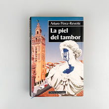 Laden Sie das Bild in den Galerie-Viewer, La Piel del tambor, Arturo Pérez-Reverte

