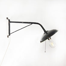 Charger l&#39;image dans la galerie, Applique ou lampadaire de style industriel, années 1950
