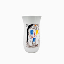 Laden Sie das Bild in den Galerie-Viewer, Jarrón de porcelana Tognana dibujo de Picasso, 1980's
