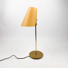 画像をギャラリービューアに読み込む, 1990 年に Lluís Porqueras が Marset のためにデザインした Lector S テーブル ランプ。 
