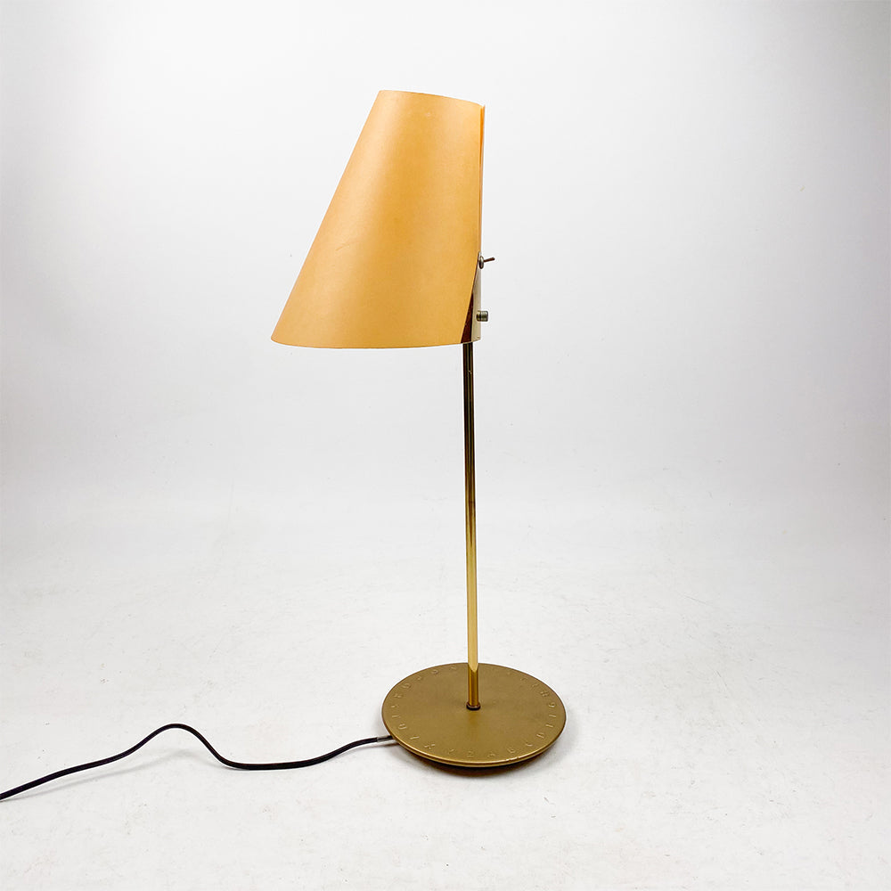 1990 年に Lluís Porqueras が Marset のためにデザインした Lector S テーブル ランプ。 