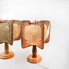 Cargar imagen en el visor de la galería, Pareja de lámparas de sobremesa de madera y rafia, 1970's
