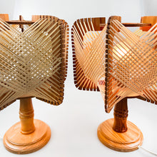 Cargar imagen en el visor de la galería, Pareja de lámparas de sobremesa de madera y rafia, 1970's
