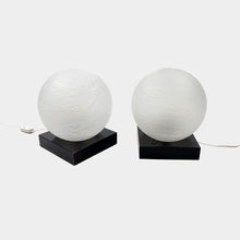 Cargar imagen en el visor de la galería, Pareja de lámparas con globo de cristal al ácido, 1970's
