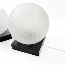 Cargar imagen en el visor de la galería, Pareja de lámparas con globo de cristal al ácido, 1970's
