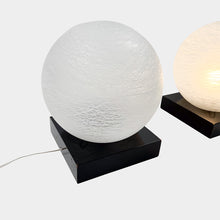 Cargar imagen en el visor de la galería, Pareja de lámparas con globo de cristal al ácido, 1970's
