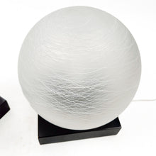 Cargar imagen en el visor de la galería, Pareja de lámparas con globo de cristal al ácido, 1970's
