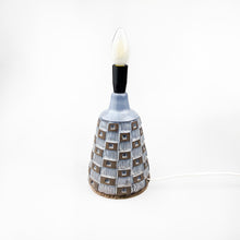 Laden Sie das Bild in den Galerie-Viewer, Signierte Steingut-Tischlampe, 1960er Jahre

