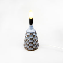 Laden Sie das Bild in den Galerie-Viewer, Signierte Steingut-Tischlampe, 1960er Jahre
