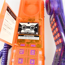 画像をギャラリービューアに読み込む, 紫とオレンジのスウォッチ ツインフォン携帯電話、1989 年。 
