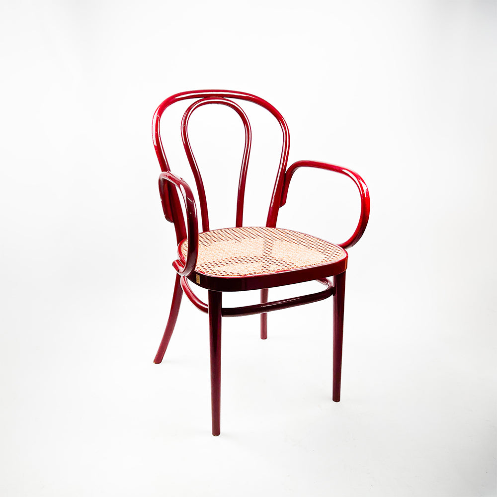 팔걸이가 있는 Thonet 의자 Nº218.