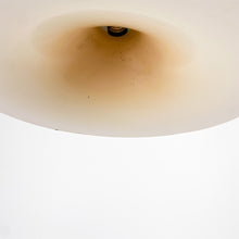 이미지를 갤러리 뷰어에 로드 , 금속 천장 램프, 1970년대
