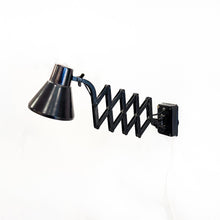 Cargar imagen en el visor de la galería, Lámpara de pared extensible metal, 1980's
