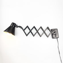 Cargar imagen en el visor de la galería, Lámpara de pared extensible metal, 1980's
