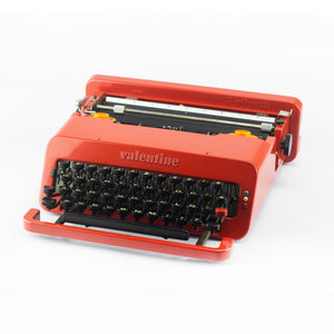Machine à écrire Olivetti Valentine, Ettore Sottsass en 1969.