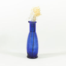 Charger l&#39;image dans la galerie, Vase ou pichet en verre bleu des années 1970.
