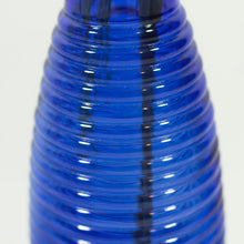 Charger l&#39;image dans la galerie, Vase ou pichet en verre bleu des années 1970.
